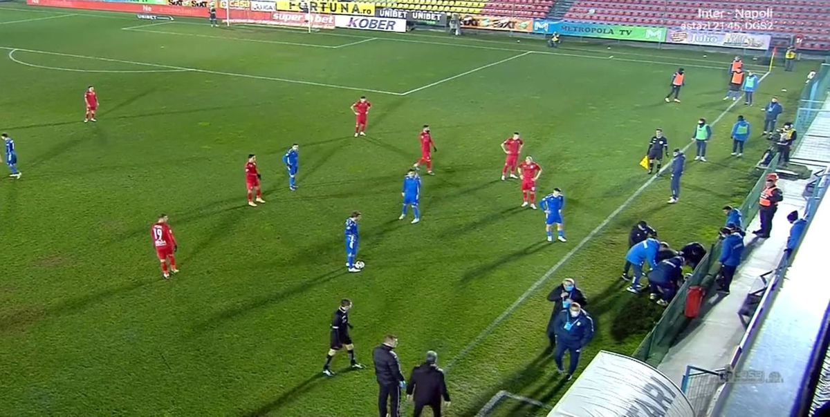 FOTO. Voluntari - Chindia, întrerupt în prima repriză! Un copil de mingi a avut nevoie de intervenția ambulanței