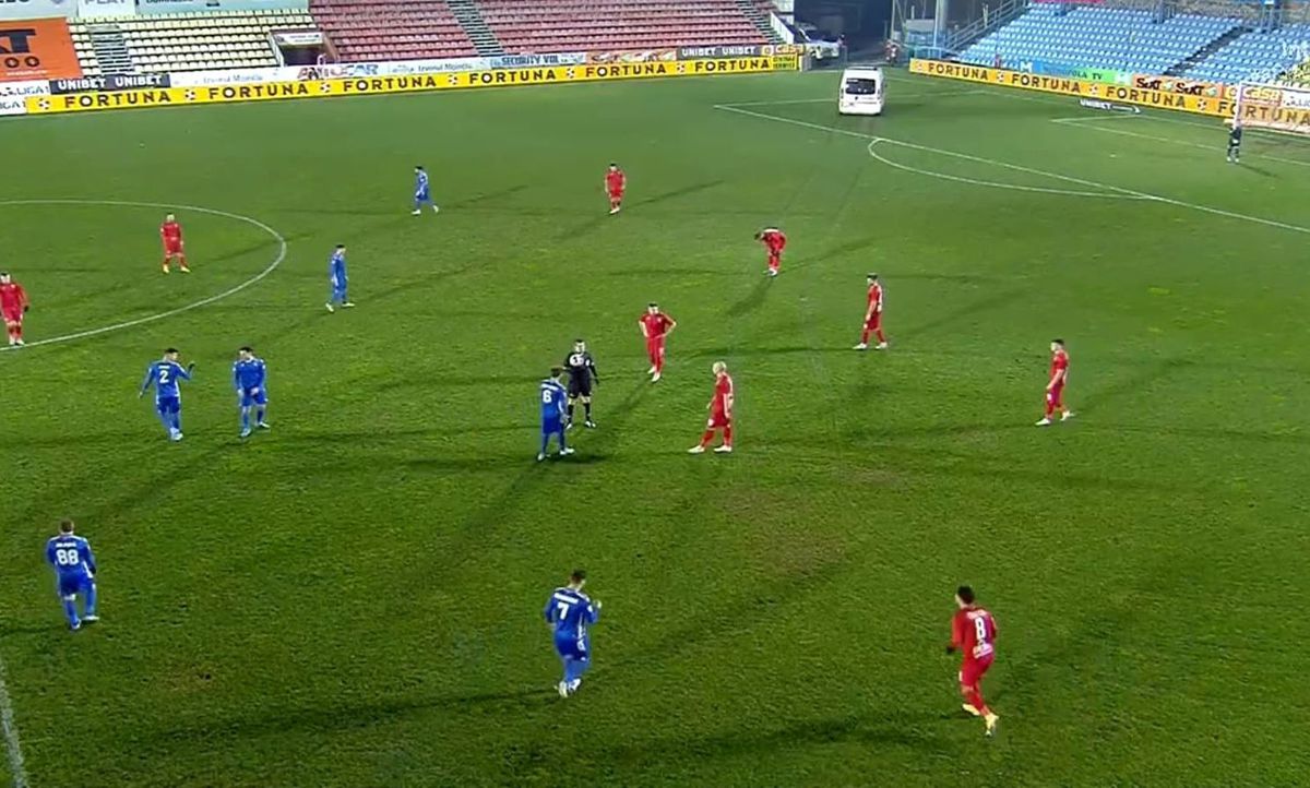 FOTO. Voluntari - Chindia, întrerupt în prima repriză! Un copil de mingi a avut nevoie de intervenția ambulanței