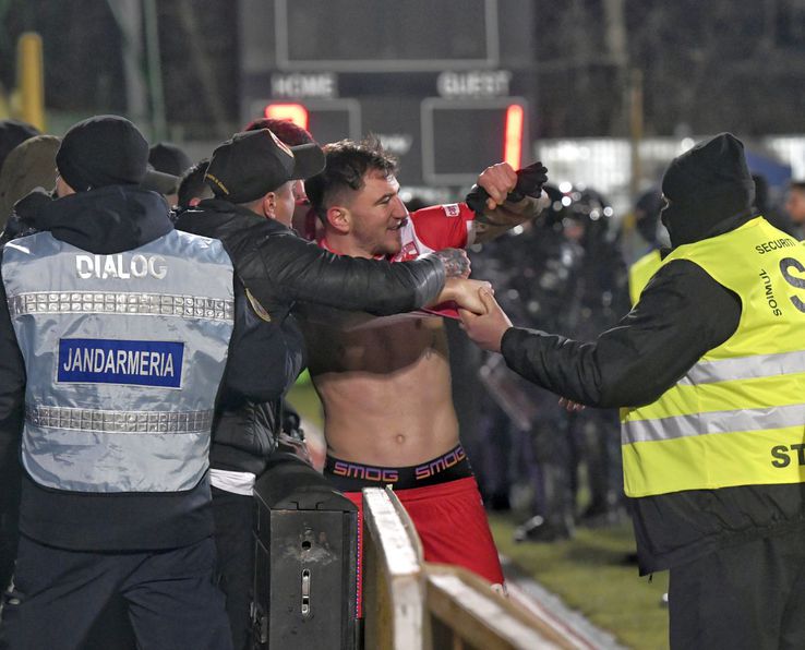 Deian Sorescu a fost dezbrăcat de fanii lui Dinamo, foto: Cristi Preda/GSP