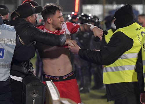 Fanii l-au dezbrăcat pe Deian Sorescu de tricoul lui Dinamo: „M-au tras și l-au dat jos”