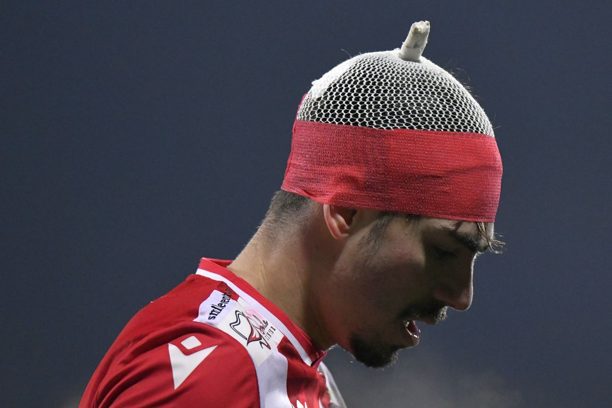 Ședință în benzinărie » Ultimele informații de la Dinamo: au bătut cu pumnii în geam, Rednic a înfruntat fanii