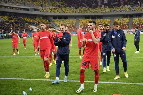Cordea (dreapta) ar putea fi înlocuit în echipa de start la FCSB de David Miculescu (nr. 11) / foto: Imago Images