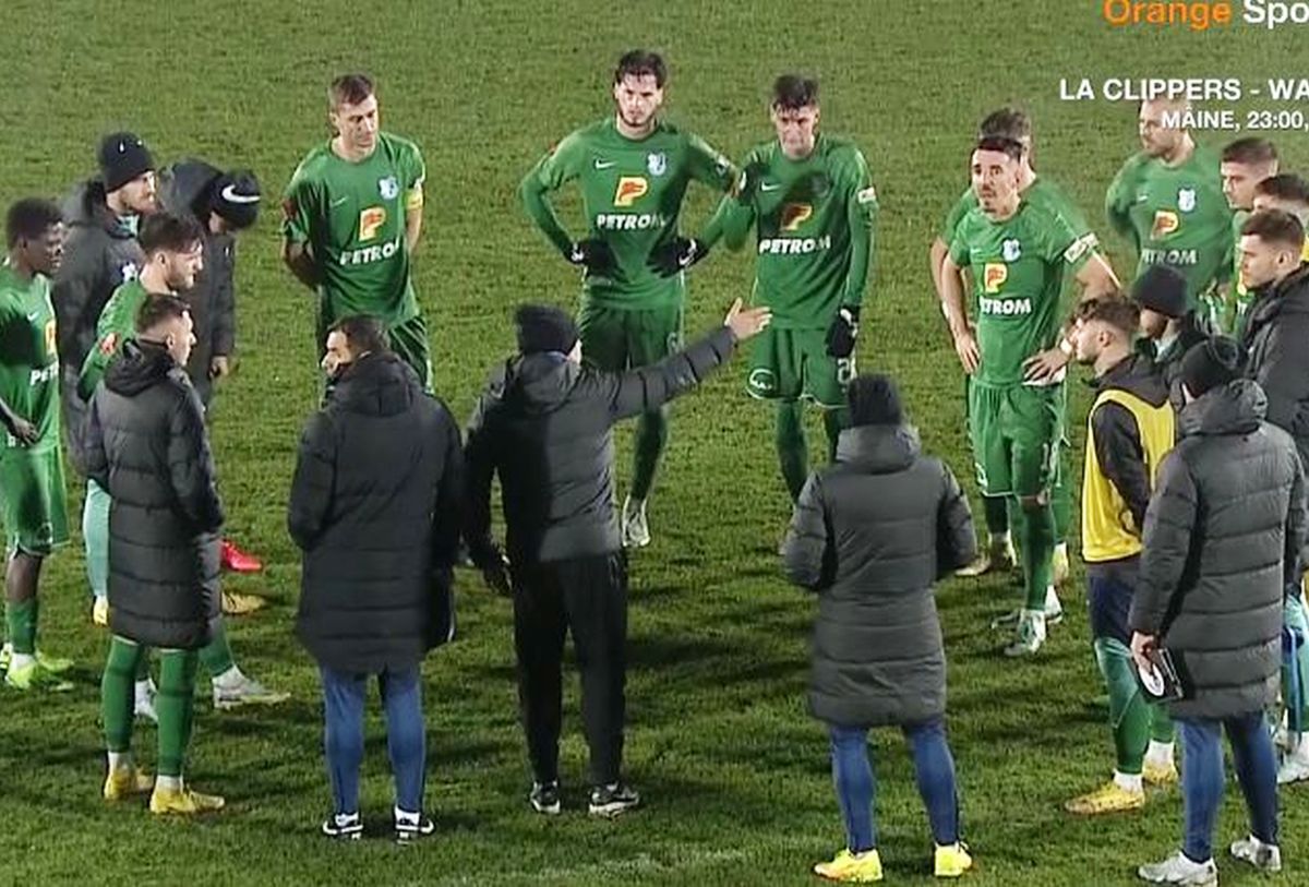 Gică Hagi i-a băgat pe jucători în „ședință” direct pe teren! Nervi și reproșuri după egalul costisitor
