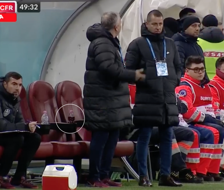 Misterul sticluței de plastic din care a fost surprins că bea Dan Petrescu în meciul cu FCSB » Ce probleme de sănătate are antrenorul campioanei CFR Cluj