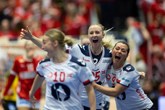 Stine Oftedal, Henny Reistad și Nora Mork sărbătorind victoria Foto Imago
