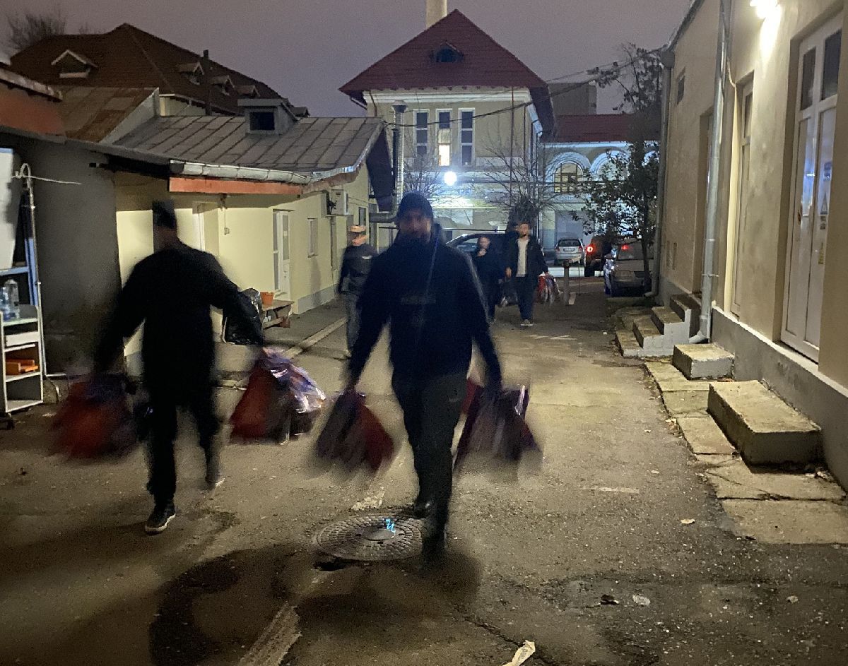 Suporterii lui Poli Iași au mers la spital și au donat sute de pachete copiilor aflați în suferință