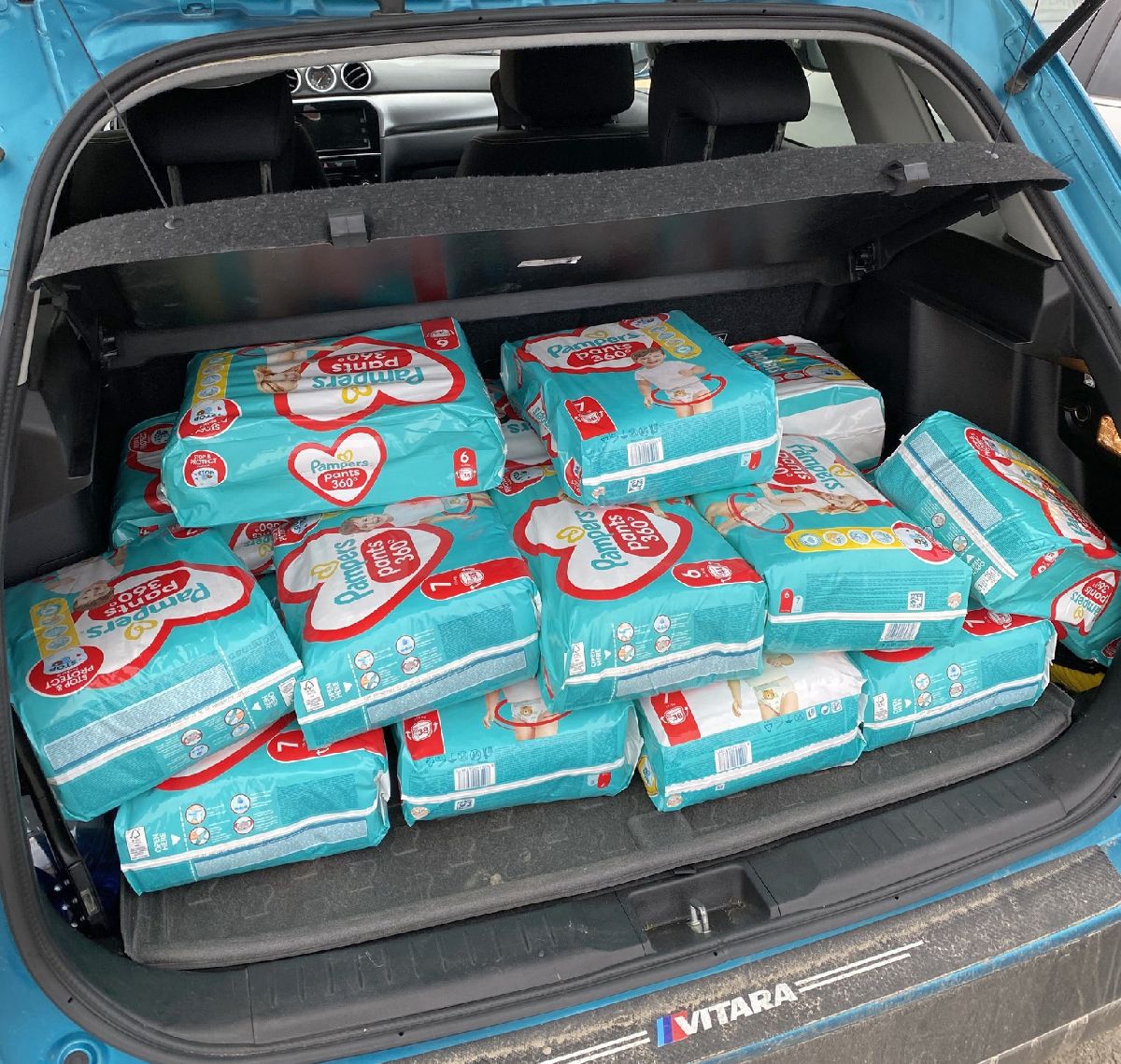 Suporterii lui Poli Iași au mers la spital și au donat sute de pachete copiilor aflați în suferință