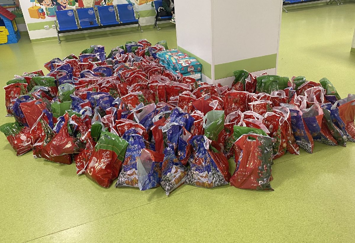 Suporterii lui Poli Iași au mers la spital și au donat sute de pachete copiilor aflați în suferință