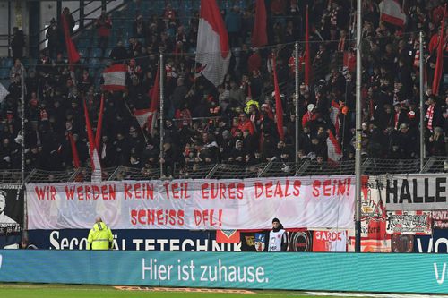 „Rușine DFL”, au scris fanii pe un banner  din peluză, aluzie la decizia de luni // Foto: Imago