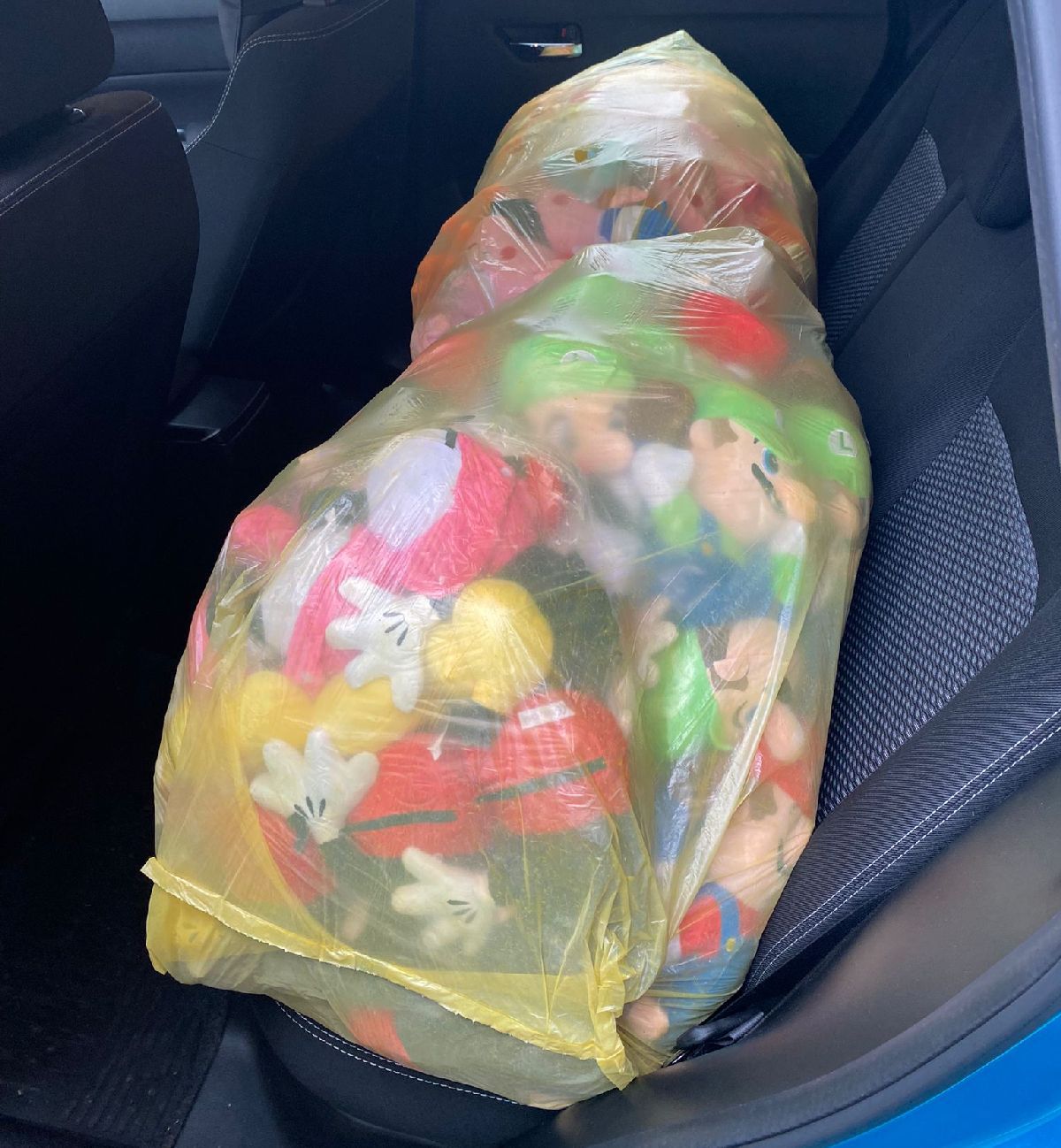 Suporterii lui Poli Iași au mers la spital și au donat sute de pachete copiilor aflați în suferință