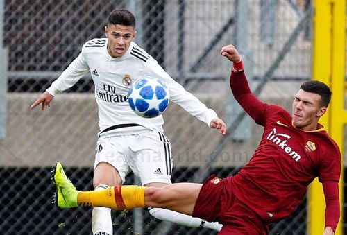 Alex Țîrlea, în perioada de la Real. În noiembrie 2018, românul a fost integralist în partida contra lui AS Roma din Youth League, pasând decisiv la un gol. / Sursă foto: Instagram/realmadrid.com