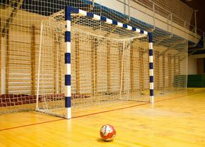 Situație incredibilă la un meci de handbal din Spania! Bunicul unui arbitru a fost atacat de tatăl unei jucătoare