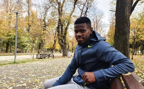 Mamadou Thiam, într-un moment de relaxare în parcul din centrul Clujului
Foto Eduard Apostol