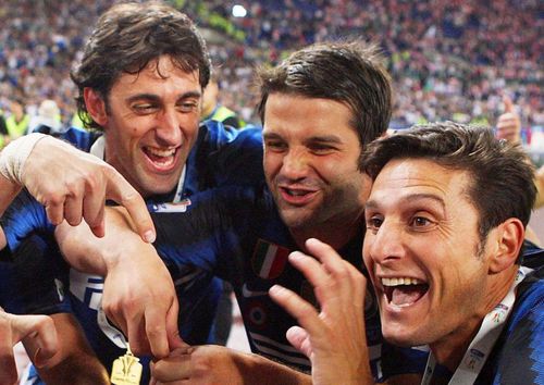 Diego Milito, alături de Cristi Chivu și de căpitanul Javier Zanetti la Inter