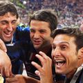 Diego Milito, alături de Cristi Chivu și de căpitanul Javier Zanetti la Inter