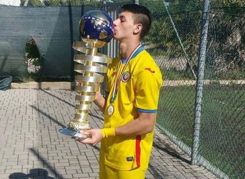 Tony Kanalos cu trofeul „Roma Caput Mundi”, cucerit în 2016 cu naționala U18