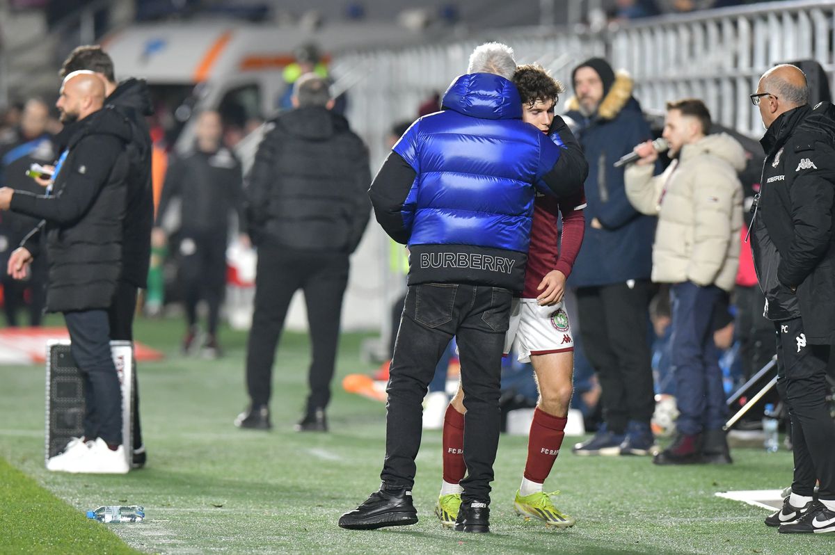 Primii 5 fotbaliști care ar putea face subiectul unor transferuri pe axa Genoa - Rapid » Vârful dorit de Gigi Becali și urmașul lui Memphis Depay