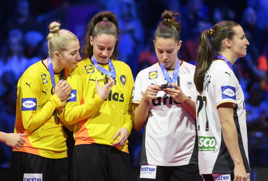 Jucătoarele Germaniei, privind cu curiozitate medaliile de argint/Foto: Imago Images Din ce sunt făcute medaliile de la Campionatul Mondial de handbal feminin: peste 100 de cluburi au contribuit