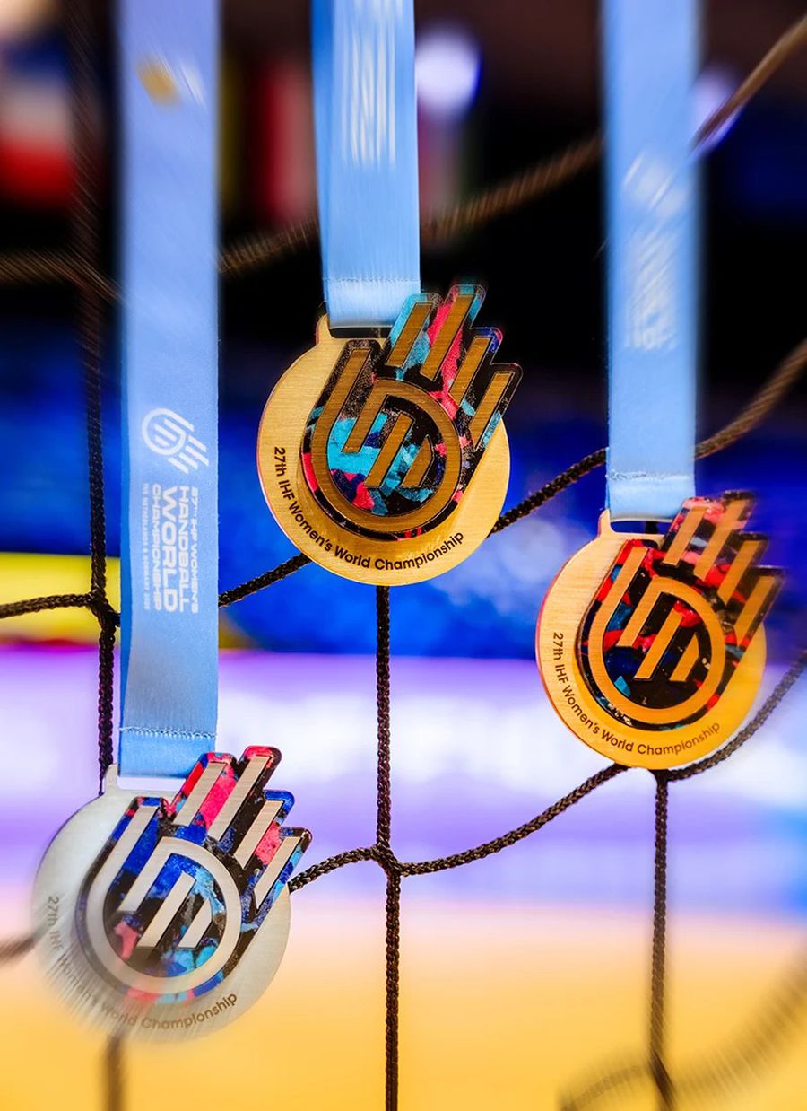 Medaliile acordate la CM de handbal feminin/Foto: ihf.com Din ce sunt făcute medaliile de la Campionatul Mondial de handbal feminin: peste 100 de cluburi au contribuit