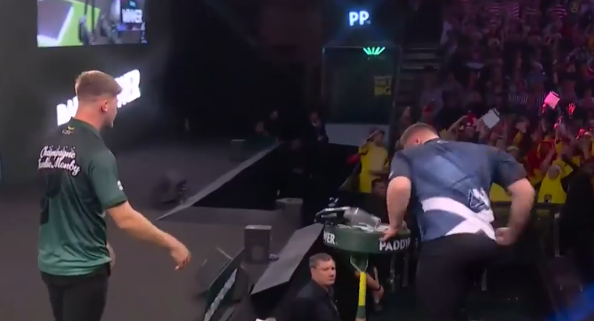 Explozie de nervi la Campionatul Mondial » Un jucător a părăsit scena cu mâna plină de sânge