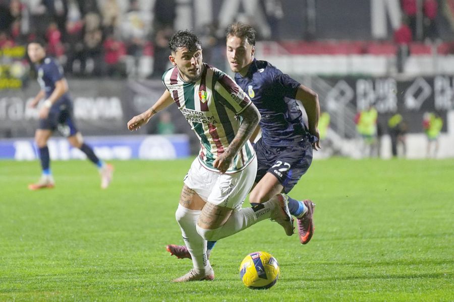 Ianis Stoica, în timpul partidei dintre Estrela Amadora și Porto // foto: Imago Victorie la FIFA! Clubul din Superliga a câștigat procesul și are de încasat 1,3 milioane de euro