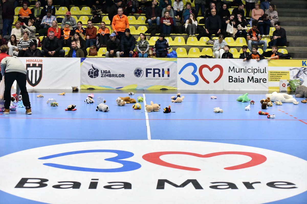 Gest superb! Sute de jucării de pluș aruncate pe parchet la meciul de handbal din România
