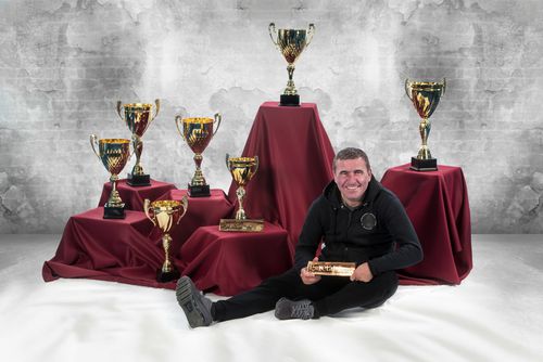 Gheorghe Hagi are 7 trofee - record absolut - de Fotbalistul Anului și două trofee de Antrenorul Anului. De altfel, „Regele” este singurul câștigător la două categorii diferite în Superlativele GSP.