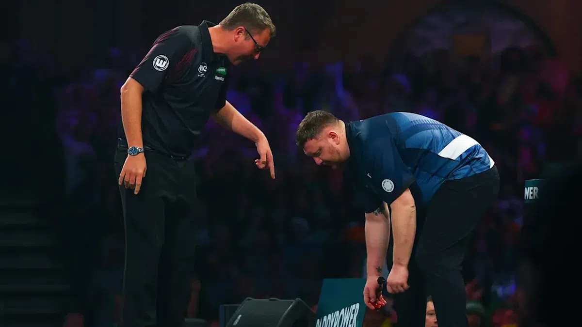 Explozie de nervi la Campionatul Mondial » Un jucător a părăsit scena cu mâna plină de sânge