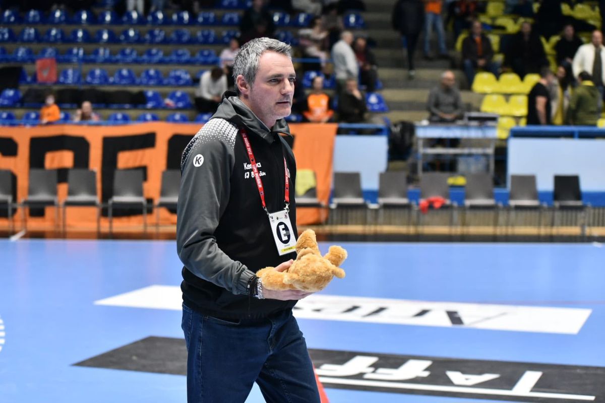 Gest superb! Sute de jucării de pluș aruncate pe parchet la meciul de handbal din România