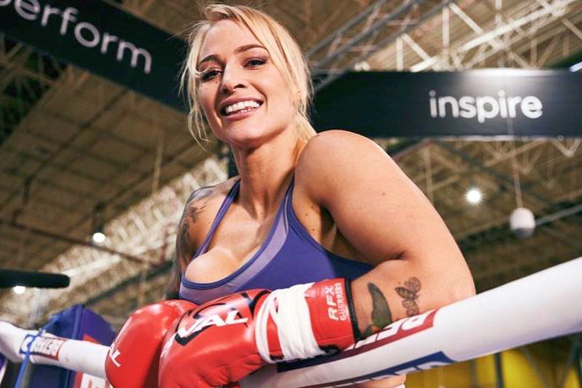 „Bombardiera Blondă” a incendiat rețelele sociale, la revenire: „Am sâni uriași și intenționez să-i arăt!”