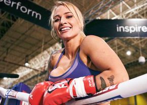 „Bombardiera Blondă” a incendiat rețelele sociale, la revenire: „Am sâni uriași și intenționez să-i arăt!”