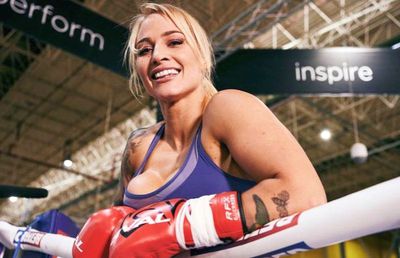 „Bombardiera Blondă” a incendiat rețelele sociale, la revenire: „Am sâni uriași și intenționez să-i arăt!”