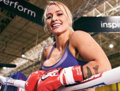 „Bombardiera Blondă” a incendiat rețelele sociale, la revenire: „Am sâni uriași și intenționez să-i arăt!”