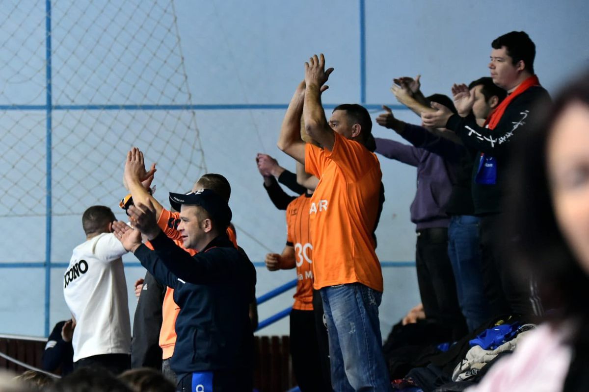 Gest superb! Sute de jucării de pluș aruncate pe parchet la meciul de handbal din România