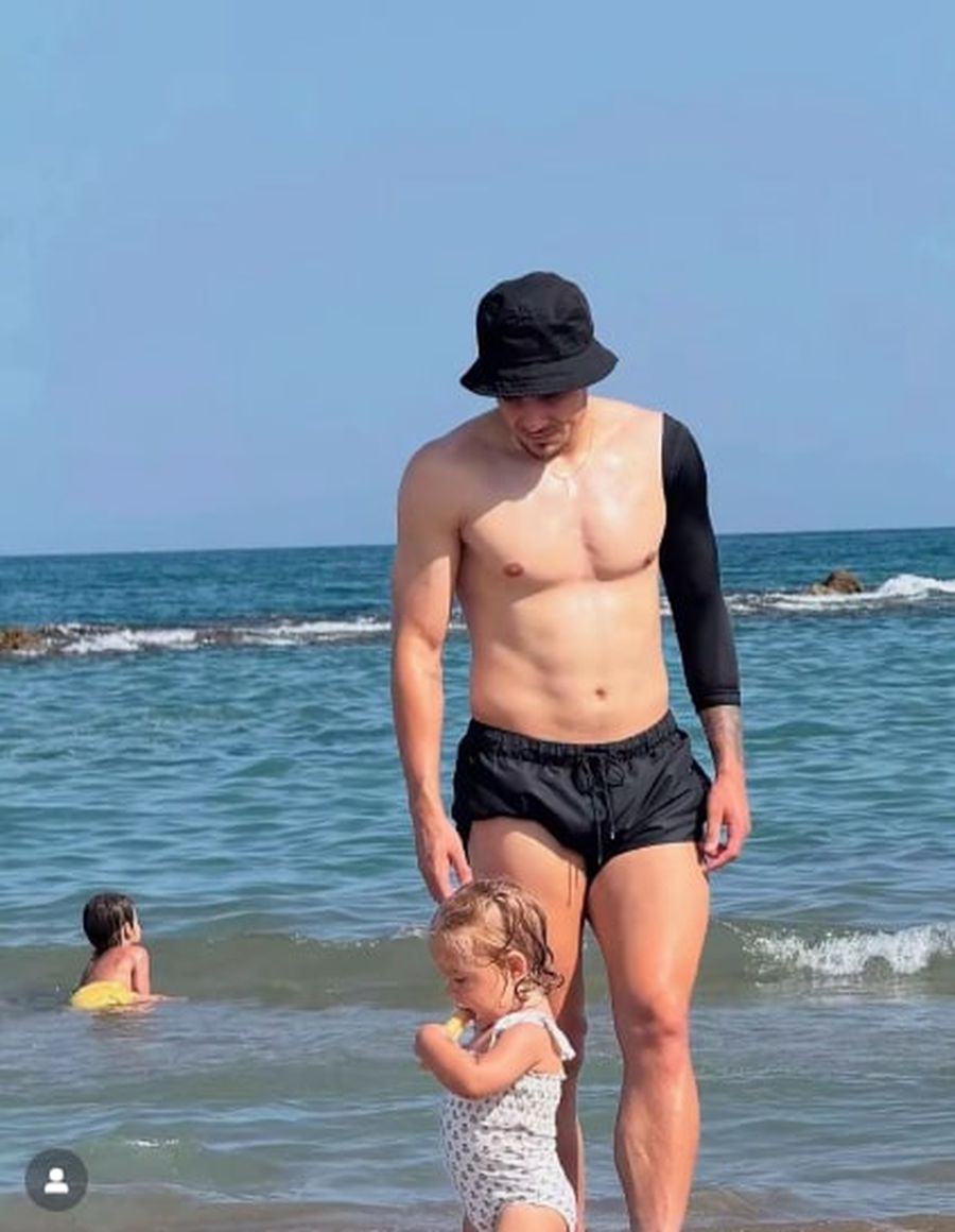 Andrei Rațiu și fiica sa într-un moment de destindere la mare Foto: instagram.com/andrei_ratiu_cf „Fotbalistul Anului”, Andrei Rațiu, interviu de gală la Madrid: „Nu sunt arogant. Sunt doar timid” + „Vini jr. cel mai incomod? Nu! El e mult mai electrizant!”