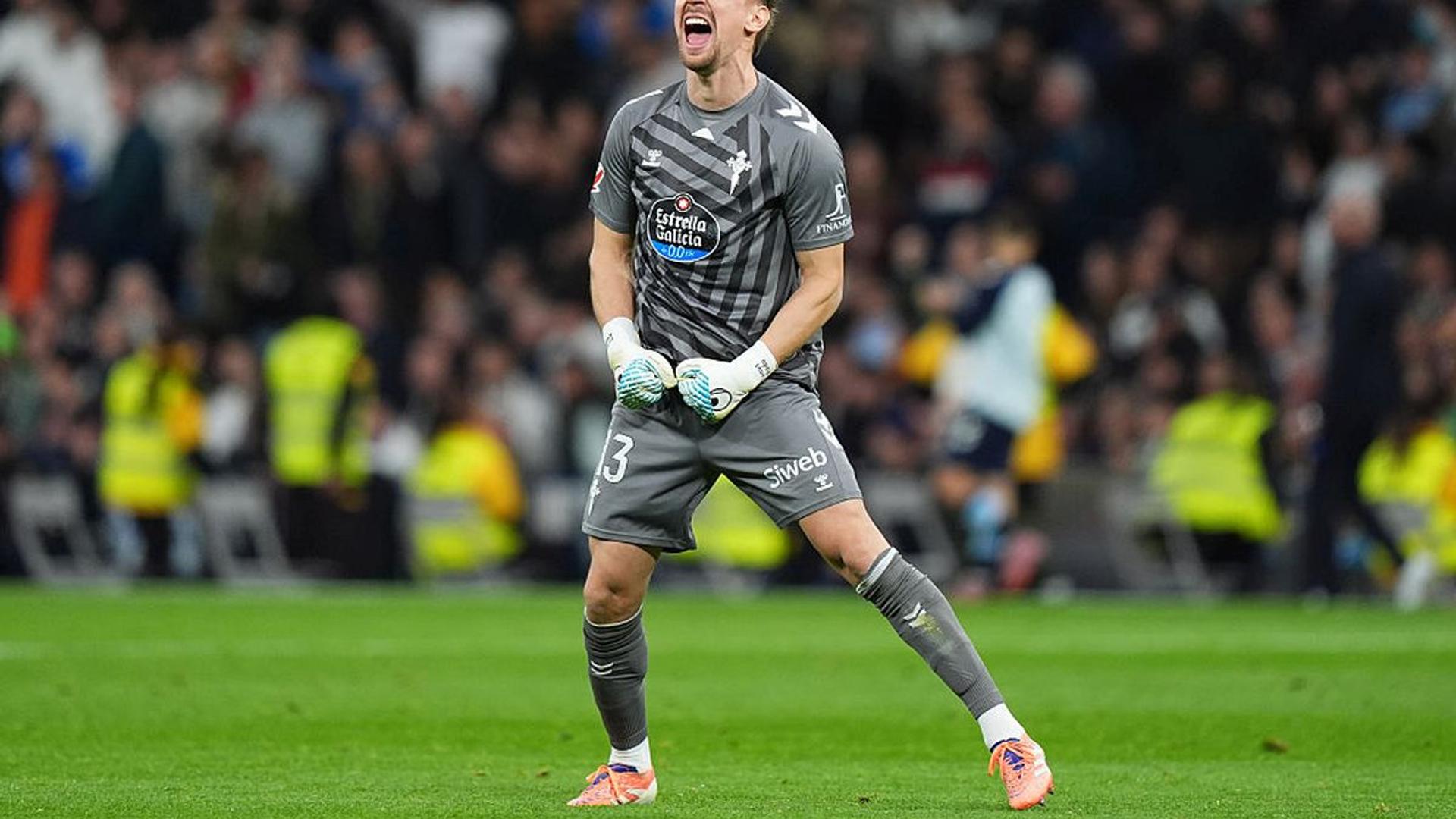 Ionuț Radu, portarul lui Celta Vigo, în acțiune la penalty apărat, concentrat și întinzându-se spre minge pe stadionul Balaidos. | sursa foto: Gazeta Sporturilor