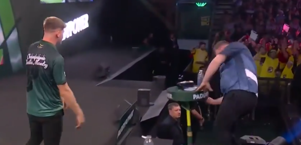 Explozie de nervi la Campionatul Mondial » Un jucător a părăsit scena cu mâna plină de sânge