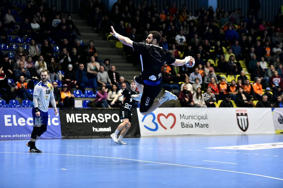 Gest superb! Sute de jucării de pluș aruncate pe parchet la meciul de handbal din România