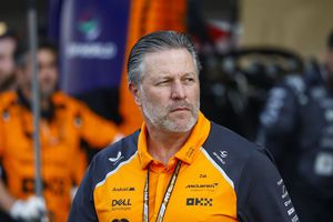 CEO-ul McLaren, glumă deplasată la petrecerea de Crăciun: „Vedeți ochiul ei vânăt?” + Ironii la adresa piloților săi: „Îmi spun Big Daddy”