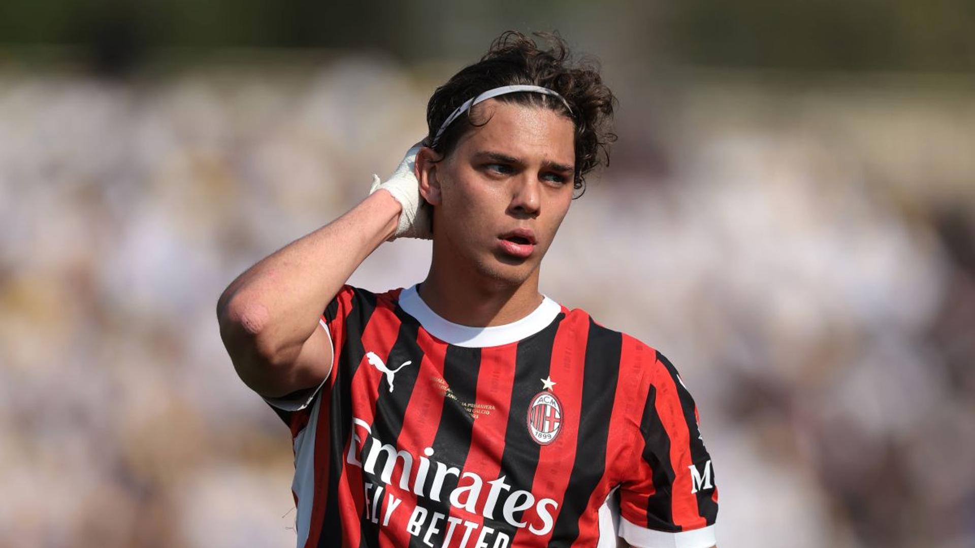 Matteo Duțu în echipamentul AC Milan pe teren la Riad, pregătindu-se pentru meciul din Supercupa Italiei contra Interului. | sursa foto: Gazeta Sporturilor Matteo Duțu în echipamentul AC Milan pe teren la Riad, pregătindu-se pentru meciul din Supercupa Italiei contra Interului. | sursa foto: Gazeta Sporturilor