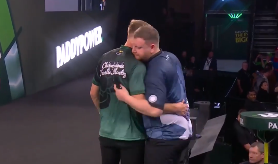 Explozie de nervi la Campionatul Mondial » Un jucător a părăsit scena cu mâna plină de sânge