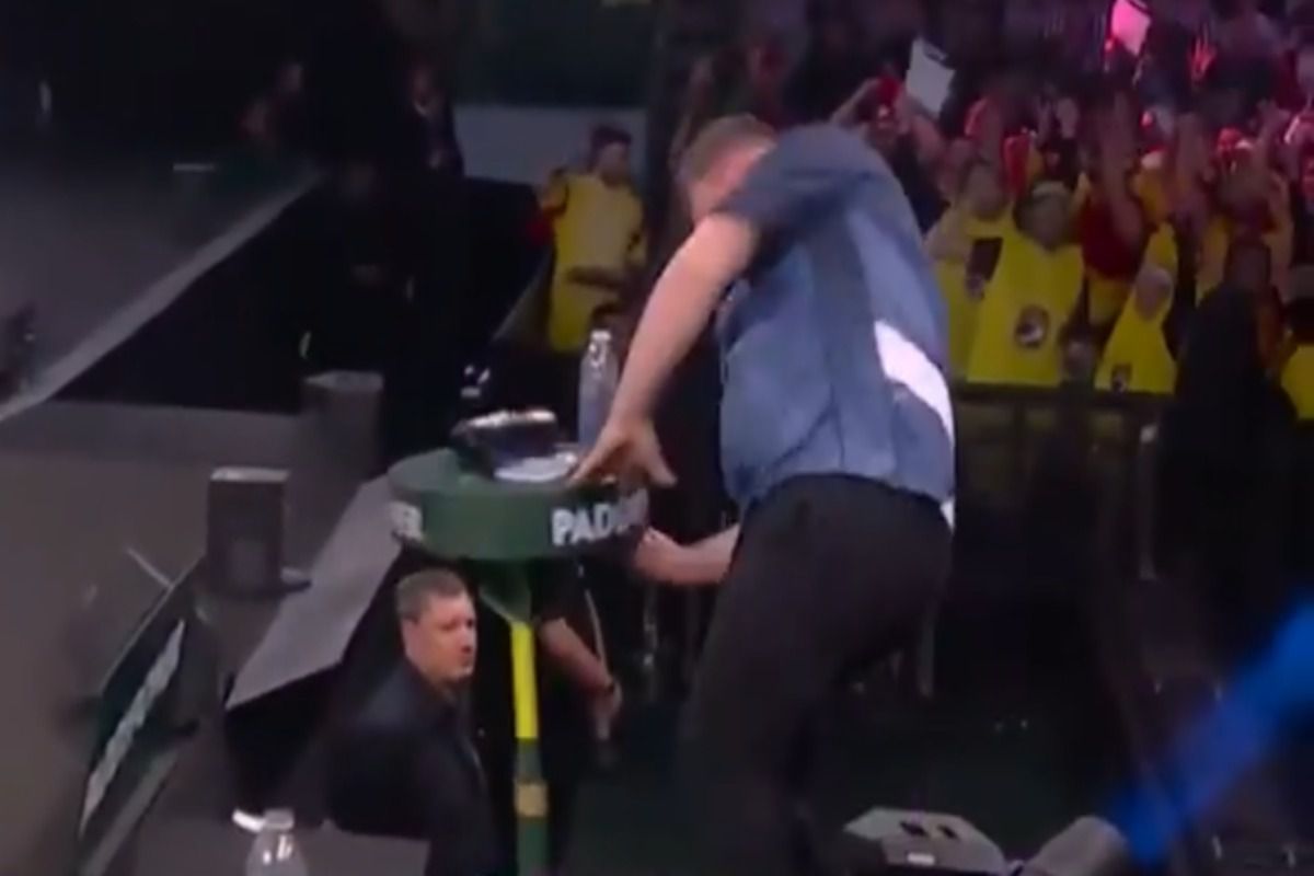 Explozie de nervi la Campionatul Mondial » Un jucător a părăsit scena cu mâna plină de sânge