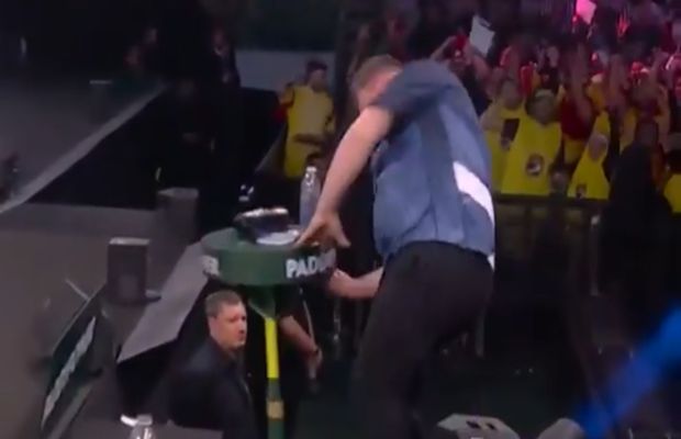 Explozie de nervi la Campionatul Mondial » Un jucător a părăsit scena cu mâna plină de sânge