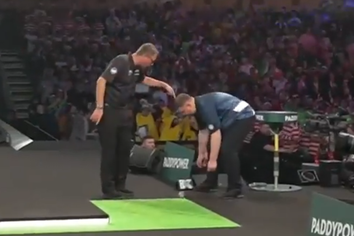 Explozie de nervi la Campionatul Mondial » Un jucător a părăsit scena cu mâna plină de sânge