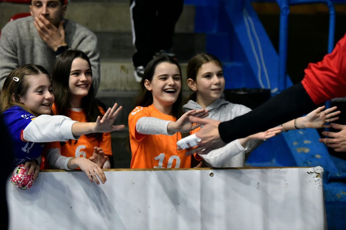 Gest superb! Sute de jucării de pluș aruncate pe parchet la meciul de handbal din România