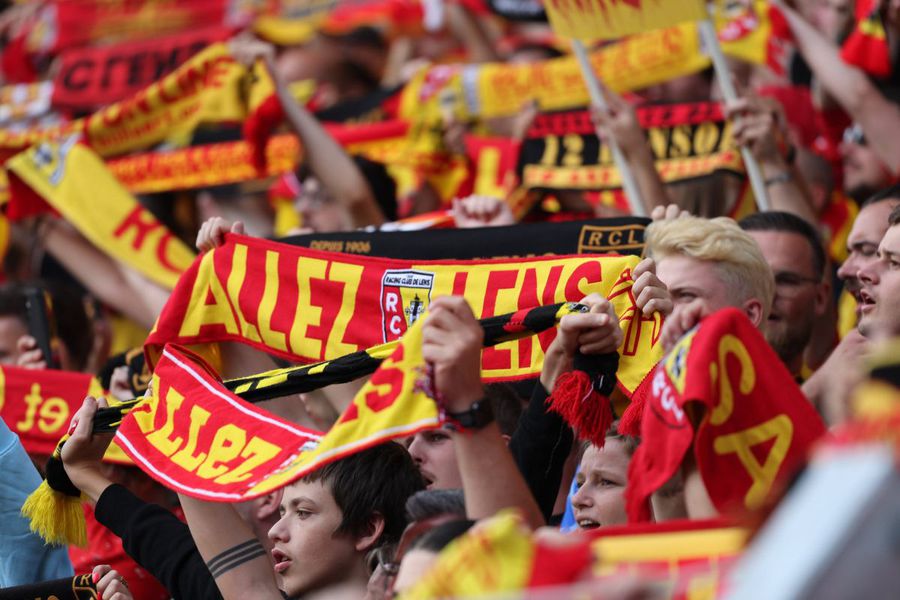 Fanii lui Lens umplu de aproape patru ani stadionul Bollaert-Delelis la meciurile favoriților / Foto: Imago Război între rivalele la titlu din Ligue 1: „Nu vrem să ne mai supunem cerințelor celor mai puternice cluburi!”