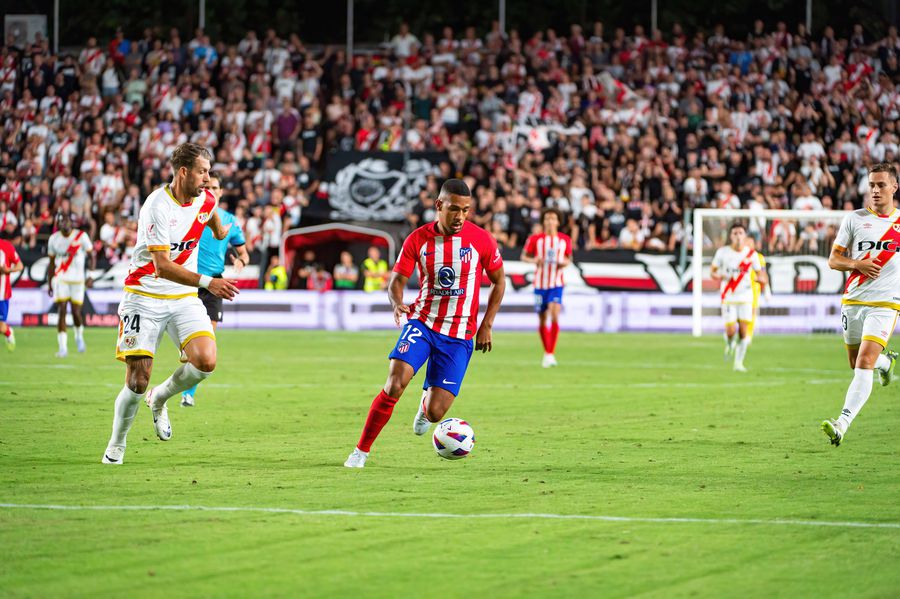 În august 2023, Rațiu a asistat de pe bancă la dezastrul Rayo - Atletico 0-7. Foto: Imago „Fotbalistul Anului”, Andrei Rațiu, interviu de gală la Madrid: „Nu sunt arogant. Sunt doar timid” + „Vini jr. cel mai incomod? Nu! El e mult mai electrizant!”
