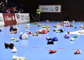 Gest superb! Sute de jucării de pluș aruncate pe parchet la meciul de handbal din România