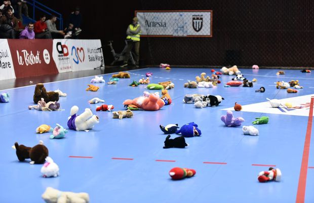 Gest superb! Sute de jucării de pluș aruncate pe parchet la meciul de handbal din România