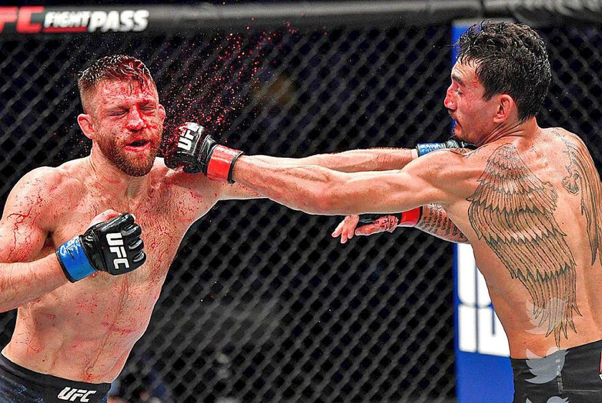 VIDEO + FOTO Luptă istorică în UFC! Max Holloway și-a umplut de sânge adversarul: 141 de lovituri într-o singură rundă! Cum l-a umilit în final